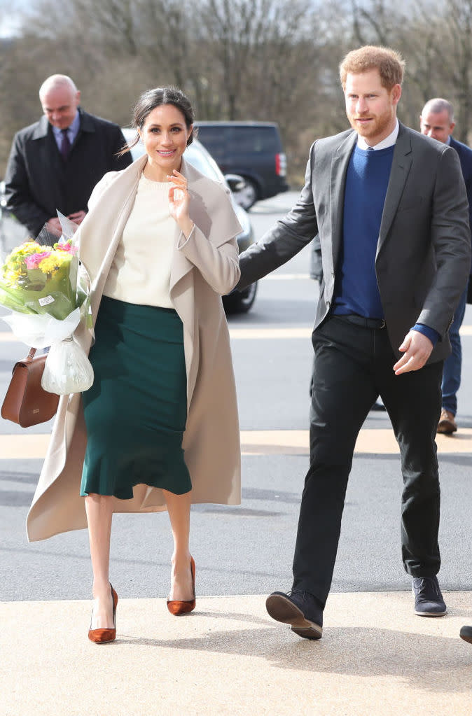 <p>Prinz Harry und Meghan Markle reisten am 23. März überraschend nach Nordirland. Für diesen Anlass trug die angehende Royal den mittlerweile berühmte Victoria Beckham-Pullover, den sie auch auf ihren Verlobungsfotos trug. Mit einem grünen Rock der kanadischen Designerin Greta Constantine und einem Mackage-Mantel würdigte sie die Smaragdinsel.<em> [</em><em>Bild</em><em>: Getty]</em> </p>