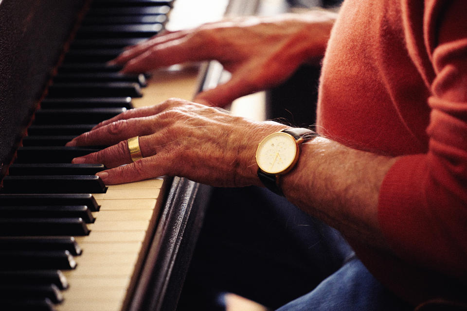 Maestro - Bradley Cooper as Leonard Bernstein (Director/Writer/Producer) in Maestro. Cr. Jason McDonald/Netflix © 2023.