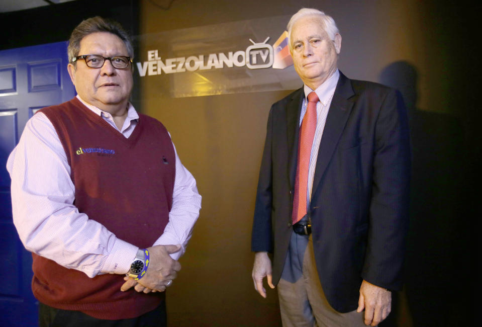 Oswaldo Muñoz, izquierda, presidente de Grupo El Venezolano y el empresario venezolano Carlos Fernández, ex presidente de la mayor federación empresarial de Venezuela, Fedecamaras, después de que Fernández fuera entrevistado por El Venezolano TV en su estudio en Doral, Florida, en una fotografía del 22 de enero de 2014. El Venezolano TV se estrenará el 23 de enero de 2014 para dar noticias independientes e información a venezolanos dentro y fuera de Venezuela. El público puede acceder al contenido através de la web con Apple TV, Smart TV, celulares inteligentes, tablets y otros aparatos. (Foto AP/Wilfredo Lee)