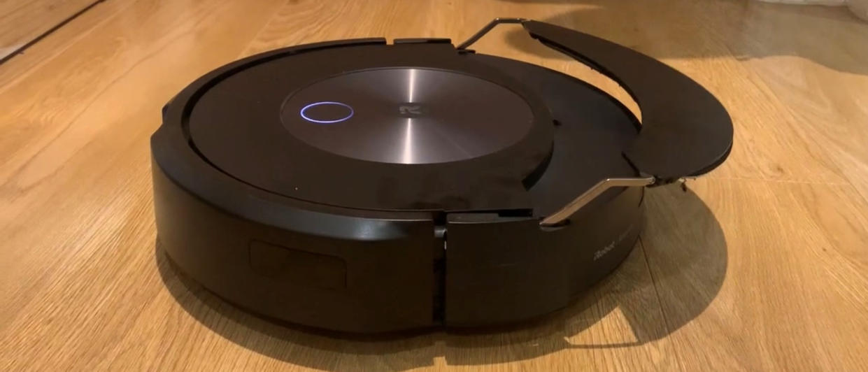 The iRobot Roomba Combo j7+ docking its mop pad. 
