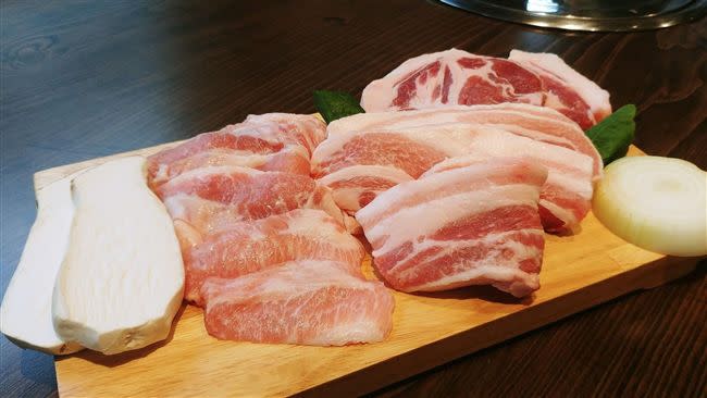 原po燉煮豬肉鍋、做了碳烤豬肋排、蒜苗炒豬肉請看護吃。（示意圖／翻攝自Pixabay）