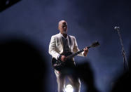 Joey Santiago de los Pixies durante el concierto de la banda en el Zócalo de la Ciudad de México el sábado 10 de noviembre de 2018. (Foto AP/Claudio Cruz)