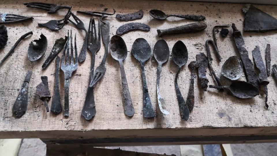 Objetos encontrados por restauradores debajo de una chimenea en el Bloque 17 en Auschwitz.