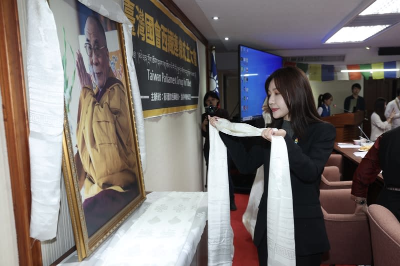 台灣國會西藏連線成立大會（1） 「台灣國會西藏連線」成立大會20日在立法院舉行， 民進黨立委吳沛憶（前）向達賴喇嘛肖像獻上哈達。 中央社記者吳家昇攝  113年5月20日 