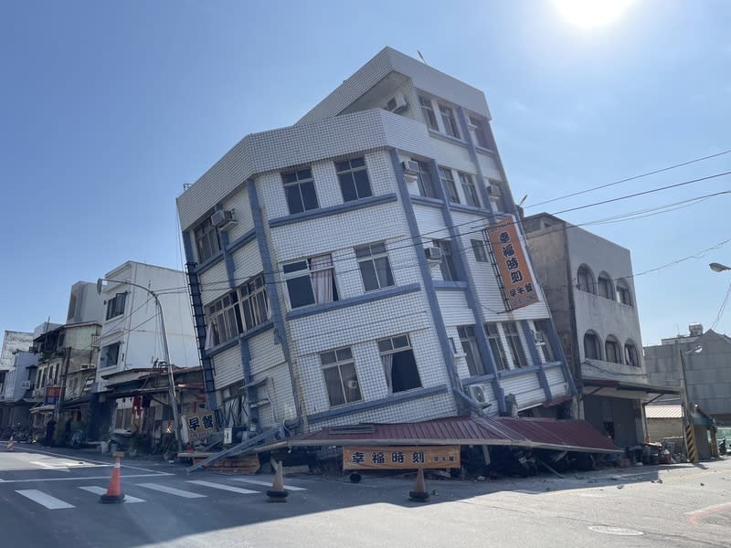 花蓮地震  北濱街康樂街口房屋傾斜 花蓮地震，全台搖晃有感，位於北濱街與康樂街口一 棟房屋傾斜，一樓被壓到不見。 中央社記者張祈攝  113年4月3日 