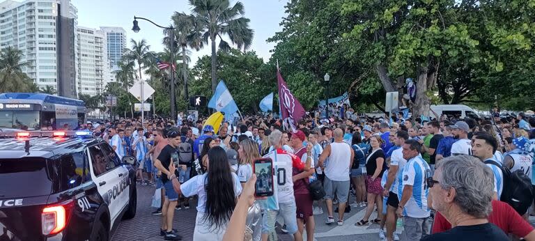 Argentinos se concentraron en un punto céntrico de Miami para alentar a la Selección