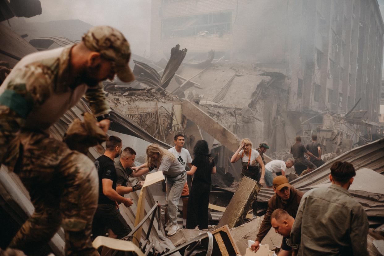 Search and rescue efforts continue after a Russian missile attack hits Ria restaurant in Kramatorsk (Anadolu Agency via Getty Images)