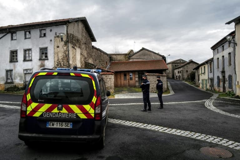 Des gendarmes en faction dans une rue de Saint-Just le 23 décembre 2020  - OLIVIER CHASSIGNOLE © 2019 AFP