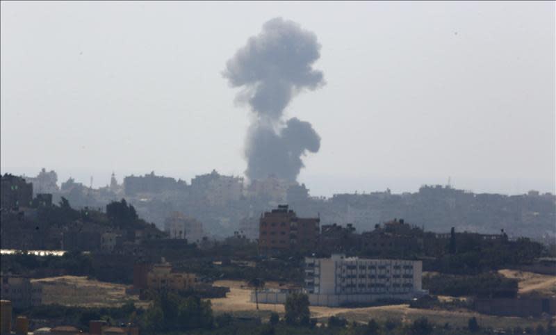 Vista de una columna de humo tras un ataque israelí en la Franja de Gaza, desde el sur de Israel. EFE