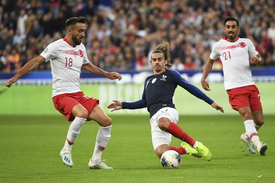 L'équipe de France a pris la main sur la rencontre, avec plusieurs occasions franches, dont deux de suite à la 16e minute. Mais Antoine Griezmann et Moussa Sissoko ont, à chaque fois, trouvé le gardien Günok sur leur trajectoire. (crédit AFP)