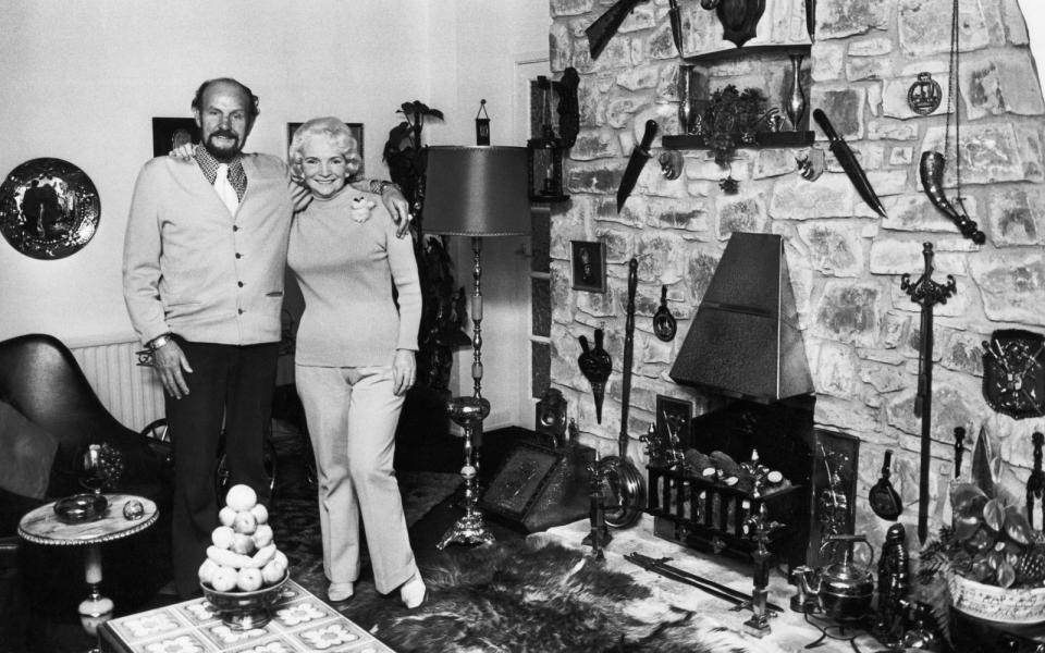 Stolze Eltern eines Superstars: Tom Jones' Eltern Thomas Woodward und Freda Jones gewähren einen Blick in ihr Zuhause in Wales, 1976. (Bild: Mirrorpix/Getty Images)