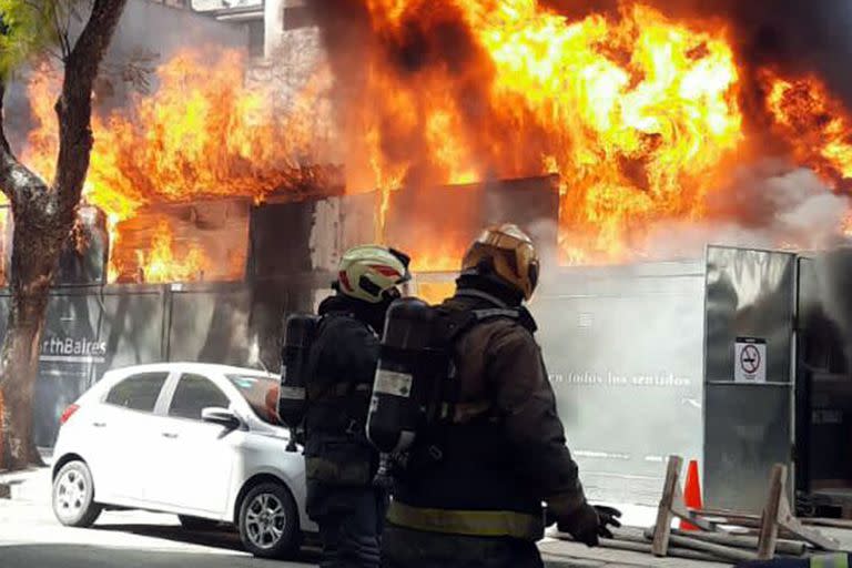 Incendio en una obra en construcción en San Martín de Tours al 2800