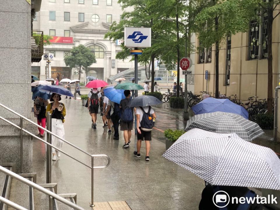 入秋首波鋒面報到，全台皆有降雨機會。   圖：葉宜哲/攝