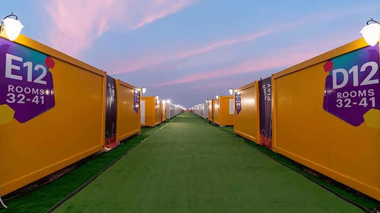 Miles de containers prestan servicios de hotelería en campos abiertos en Qatar