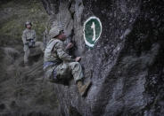 A US army soldier of 2nd Brigade of the 11th Airborne Division learns rock craft during Indo-US joint exercise or "Yudh Abhyas, in Auli, in the Indian state of Uttarakhand, Tuesday, Nov. 29, 2022. Militaries from India and the U.S. are taking part in a high-altitude training exercise in a cold, mountainous terrain close to India's disputed border with China. The training exercise began two weeks ago. (AP photo/Manish Swarup)