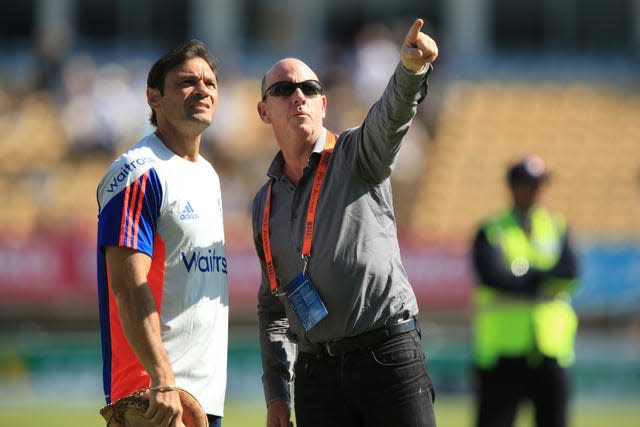 Simon Hughes (right) with England batting coach Mark Ramprakash (left)