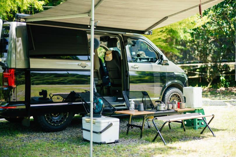 就因T6.1 Multivan空間夠大，包括露營桌椅、長凳甚至鍋碗瓢盆等露營配備平常也都常駐車上。