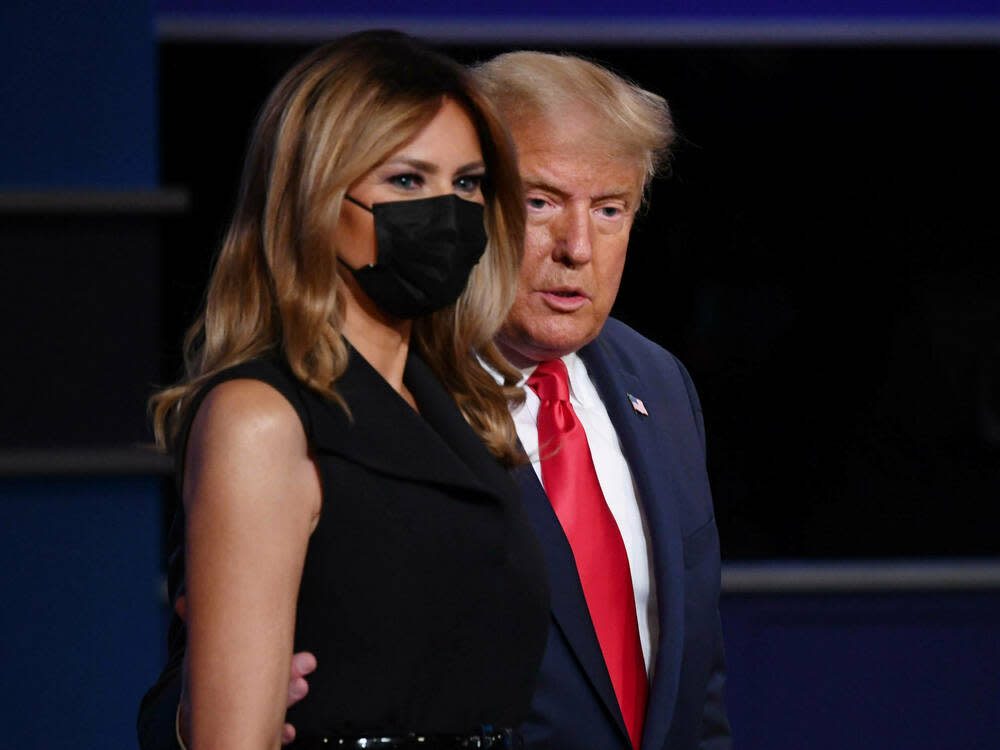 Melania und Donald Trump auf der Bühne bei der TV-Debatte (Bild: imago images/UPI Photo)