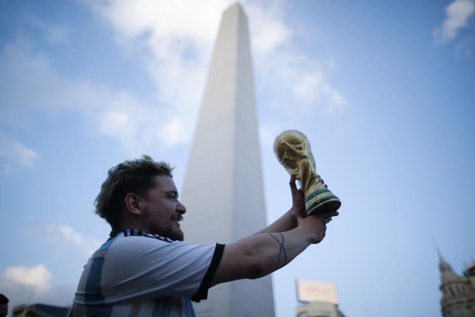 Un hincha sostiene una réplica de la Copa FIFA en el centro de Buenos Aires, el miércoles 25 de noviembre de 2020, fecha del fallecimiento de Diego Maradona (AP Foto/Natacha Pisarenko)