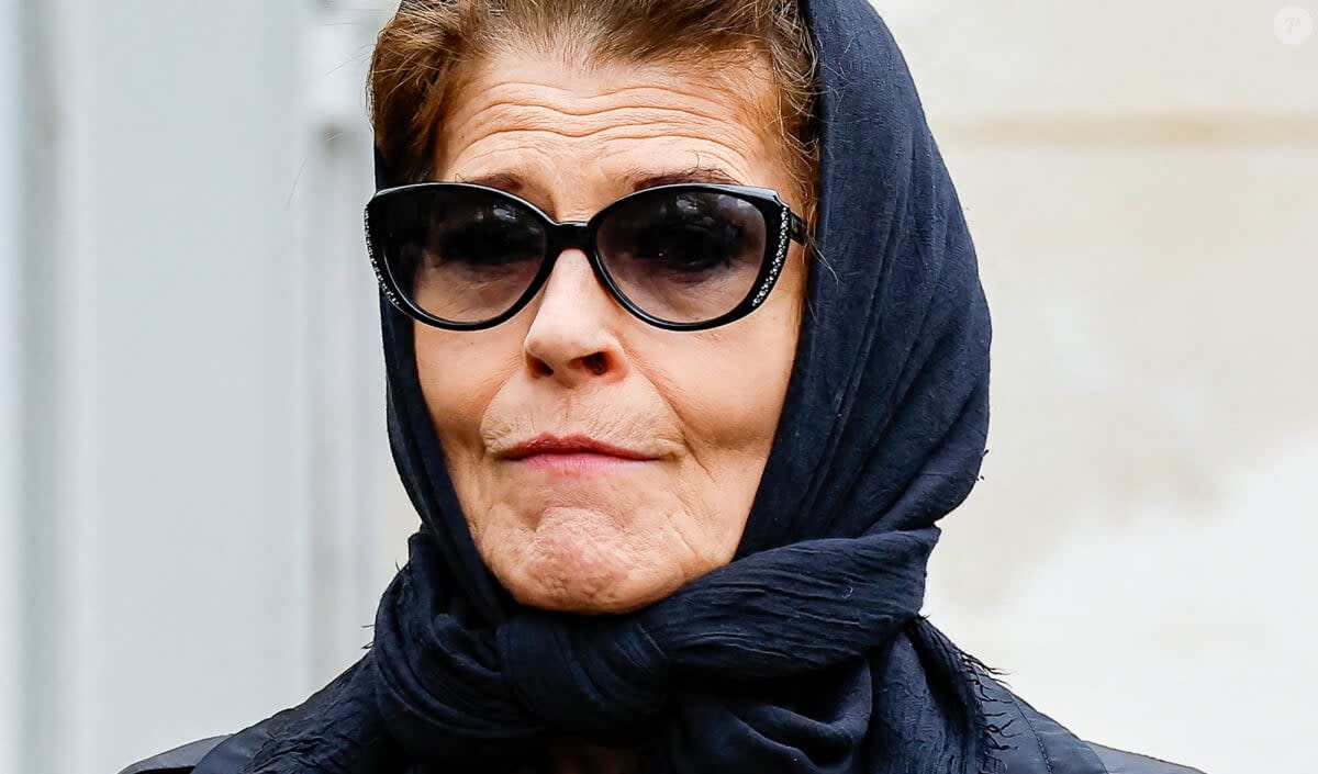 <p>Fanny Ardant a été apercue ce vendredi au cimetière du Montparnasse dans le quatorzième arrondissement de Paris.</p>
<p>Fanny Ardant - Obsèques de l'avocat pénaliste, ancien ministre, grand officier de la Légion d'honneur, Georges Kiejman au cimetière du Montparnasse dans le quatorzième arrondissement de Paris, France. © Cyril Moreau/Bestimage</p> - © BestImage, AGENCE / BESTIMAGE