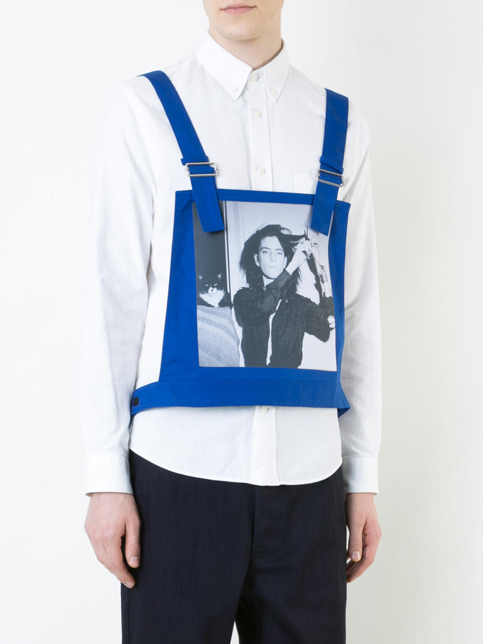 <p>Was kommt dabei raus, wenn ein angesehener Designer sich bei den Motiven eines gefeierten Fotografen bedient? Offenbar ein Lätzchen. Zumindest erinnert das Trägershirt von Raf Simons mit Robert-Mapplethorpe-Print stark daran. (Bild: Far Fetch/Raf Simons) </p>