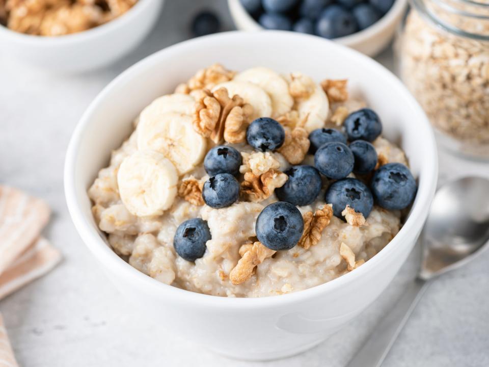 oatmeal with banana and blueberries