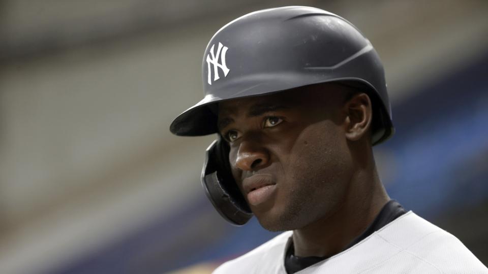 El jardinero de los Yankees de Nueva York, Estevan Florial (90), observa durante la segunda entrada contra los Rays de Tampa Bay en el Tropicana Field.