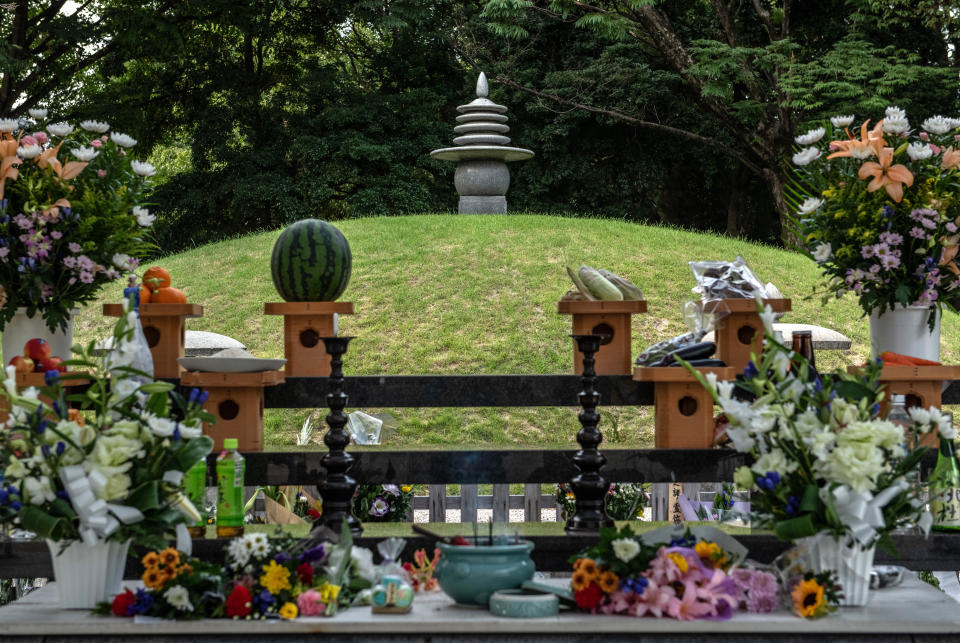 Flores y otras ofrendas en el Memorial de la Bomba Atómica de Hiroshima, un montículo cubierto de césped que contiene cenizas de unas 70,000 personas que falllecieron en el ataque nuclear del 6 de agosto de 1945. (Photo by Carl Court/Getty Images)