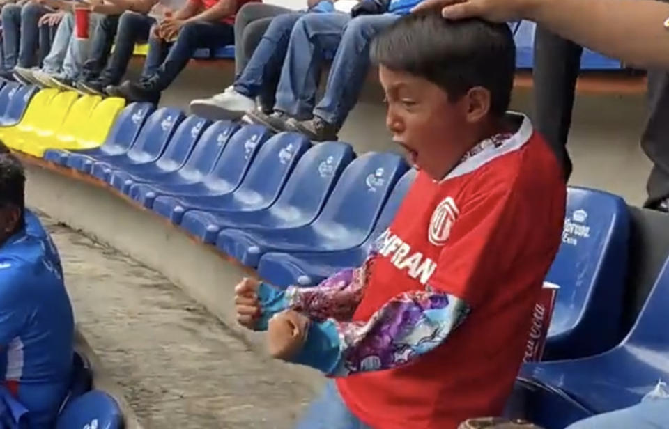 Niño aficionado de Toluca celebra con efusión un gol de su equipo en el Estadio Azteca (Foto: Captura de Video/LaHinchadamx)