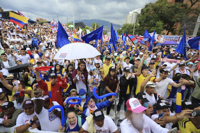 Simpatizantes del candidato presidencial Federico Gutiérrez, que representa a la coalición Equipo por Colombia, asisten a un mitin de cierre de campaña el domingo 22 de mayo de 2022, en Medellín, Colombia. (AP Foto/Jaime Saldarriaga)