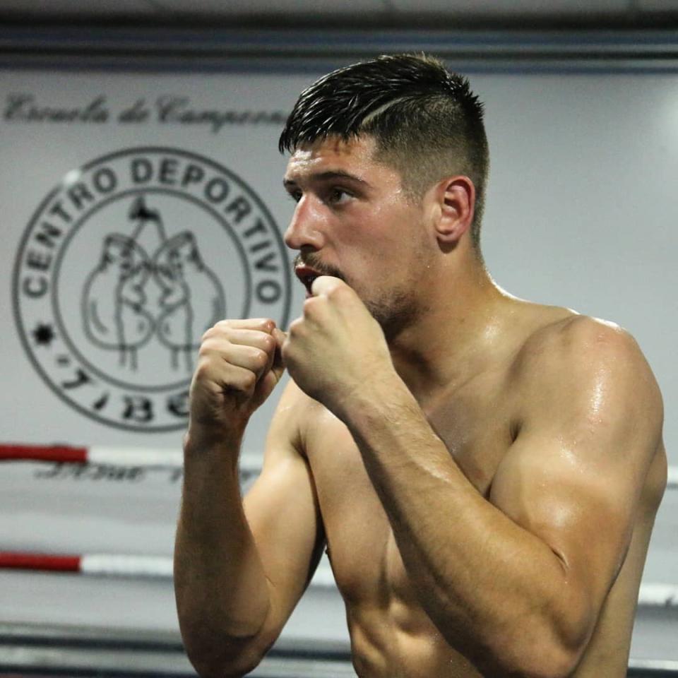 En un país en el que las MMA aún no cuentan con gran popularidad, los inicios no fueron fáciles. Tuvo que compatibilizar los entrenamientos con trabajos como el de portero de discoteca o el de albañil. (Foto: Instagram / <a href="http://www.instagram.com/p/BwzRDt0HUA8/" rel="nofollow noopener" target="_blank" data-ylk="slk:@joelelfenomenoalvarez;elm:context_link;itc:0;sec:content-canvas" class="link ">@joelelfenomenoalvarez</a>). 