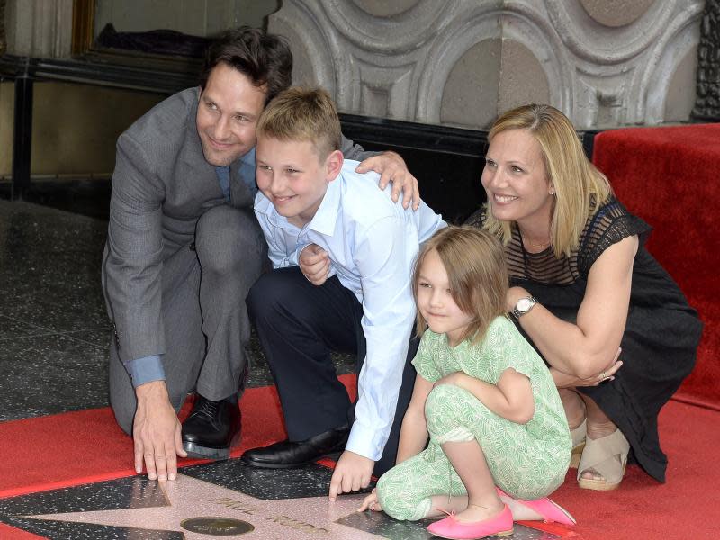 Paul Rudd (l.) mit seiner FAmilie bei der Zeremonie in Hollywood. Foto: Michael Nelson