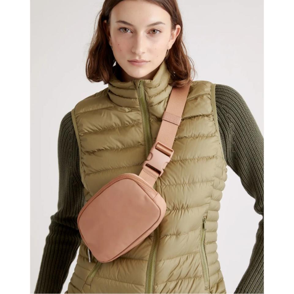 model wearing brown lululemon everywhere bag dupe