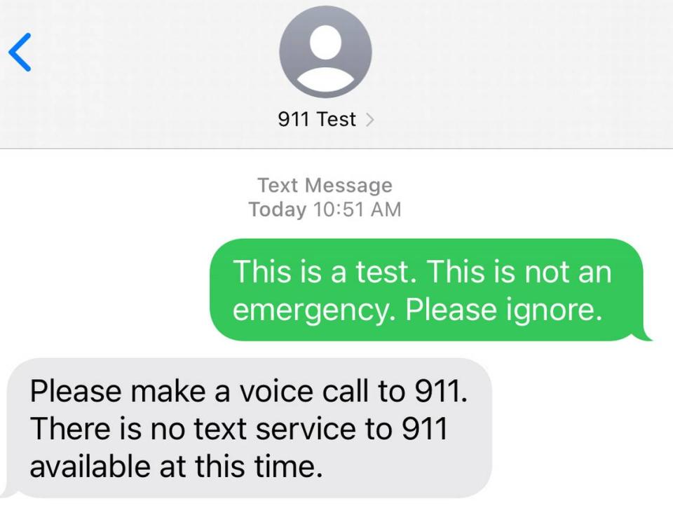 Esta es la respuesta que recibió un reportero del Miami Herald después de enviar un mensaje de texto al 911 en el Condado Miami-Dade el 6 de julio de 2022. Mientras que la mayoría de los condados de la Florida están equipados para recibir mensajes de texto en sus centros del 911, Miami-Dade sigue tratando de implementar la tecnología necesaria para la comunicación digital.