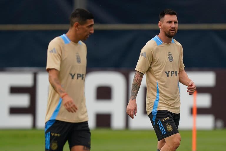 Fideo Di María y Leo Messi, socios en la cancha y también provenientes de Rosario