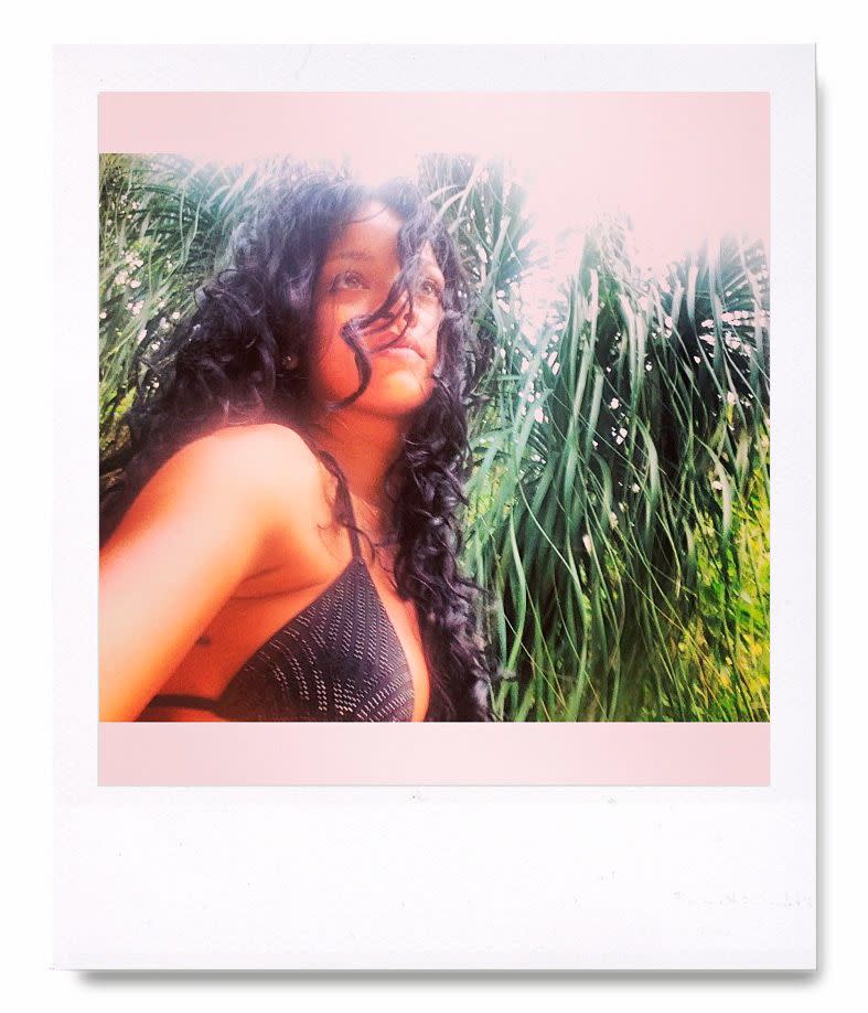 Rihanna Rihanna tiene su cuenta de Instagram llena de fotos en la playa con poco o nada de maquillaje. La cantante de Barbados sigue estando espectacular al natural.