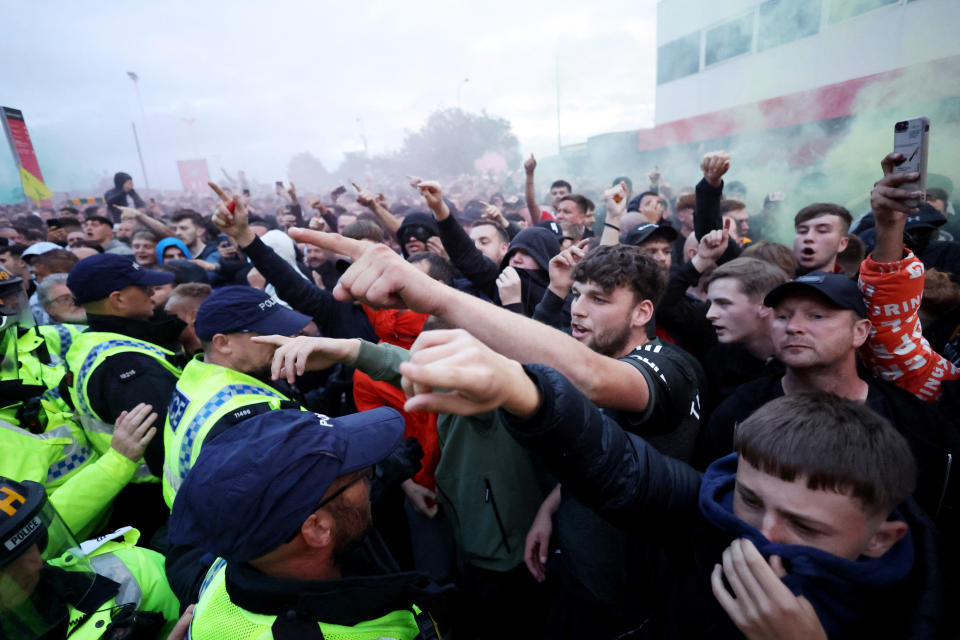 La policía tuvo algunas escaramuzas con los fanáticos del Manchester United que protestaban contra los propietarios del club, la familia Glazer, antes del partido con Liverpool. (Foto: Action Images vía Reuters/Carl Recine)