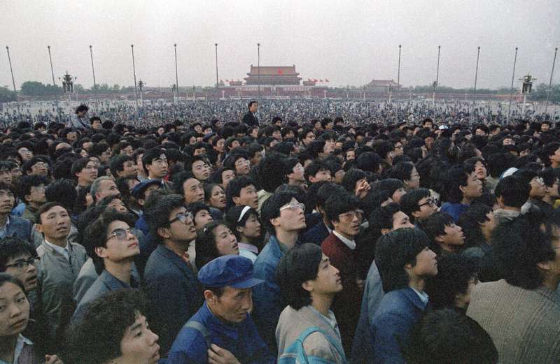 六四、1989年4月21日，數萬北京市民與學生在天安門廣場示威。（AP）