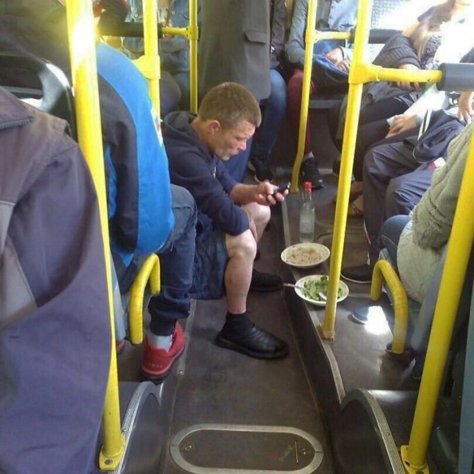 También están los que comen durante el viaje, como este chico que se preparó perfectamente la mesa en el suelo del autobús. (Foto: Instagram / <a href="http://www.instagram.com/p/BVj-vpwjKh7/" rel="nofollow noopener" target="_blank" data-ylk="slk:@humansoftrulai;elm:context_link;itc:0" class="link ">@humansoftrulai</a>).