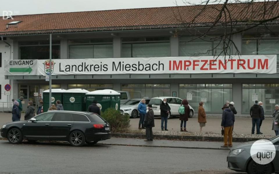 Die dramatische Lage und der politische Druck der Landesregierung sorgen dafür, dass im Miesbacher Impfzentrum die Quoten steigen. (Bild: BR)