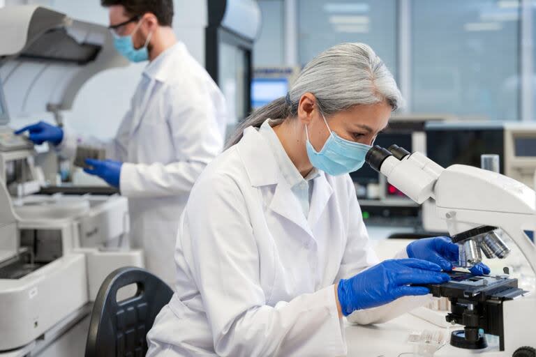 Investigadores trabajan en un laboratorio