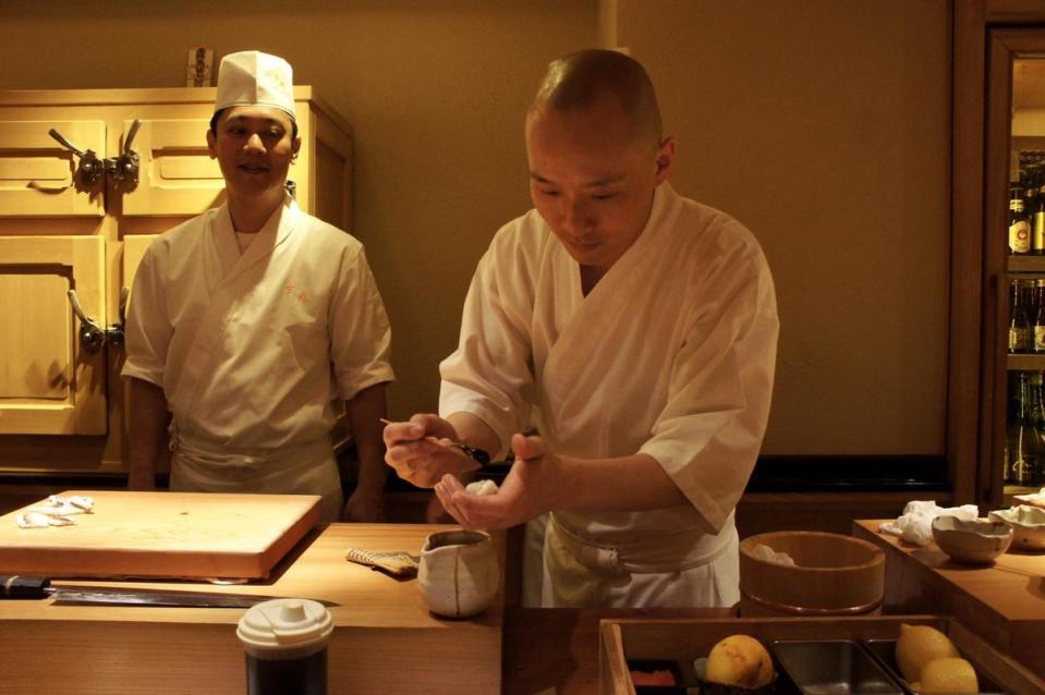 佐藤博之以俐落、富節奏的手技控制醋飯米粒之間的最佳空氣含量，接著蓋上生魚，用食指彈點決定生魚和醋飯的貼合程度，收尾以食指和中指為握壽司塑形，然後把指間的藝術品送到客人面前。