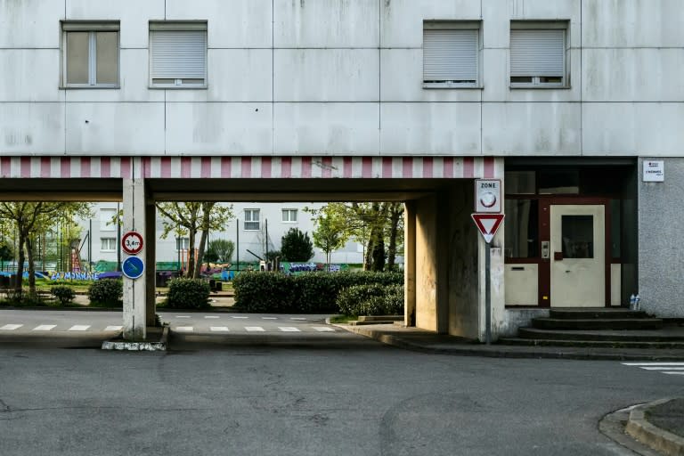 Un bâtiment du quartier de la Monnaie où un adolescent de 15 ans a été poignardé, le 10 avril 2024 à Romans-sur-Isère, dans la Drôme (JEFF PACHOUD)