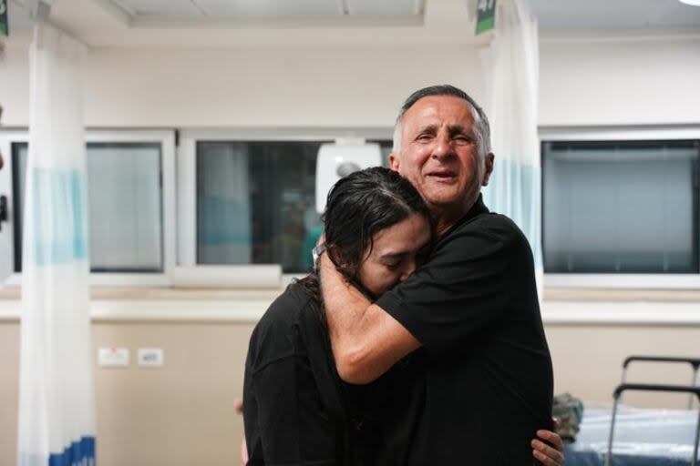 Esta foto de Noa Argamani con su padre tras 8 meses de secuestro.