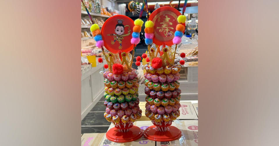 店家推出三太子祝壽棒棒糖座以及奶瓶糖、奶嘴糖等商品。圖/林嘴零食專賣店提供