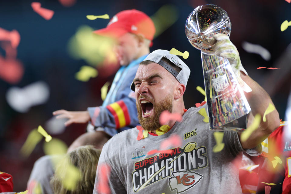 Travis Kelce reckt die Super-Bowl-Trophäe in die Höhe