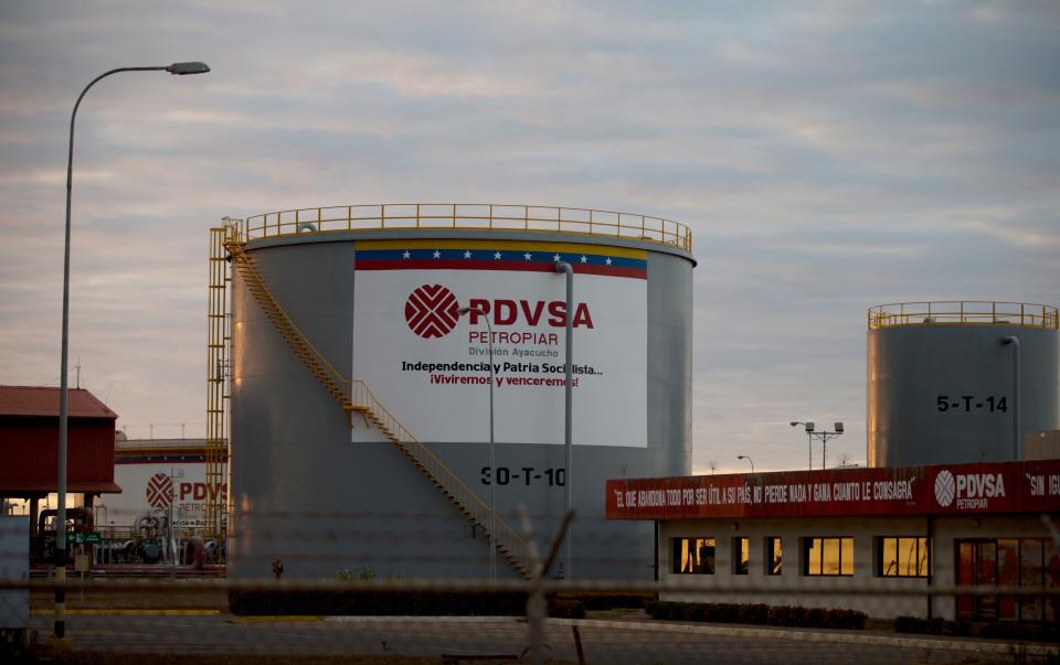 El declive del precio del petróleo ha obligado a Caracas a buscar otras fuentes de ingresos (AP/Fernando Llano)