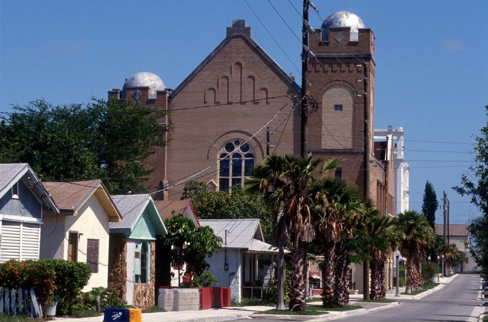 From 1894 to 1896, it housed the first public school for Blacks. The current building was erected in 1925.