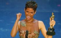 Erst 2002 wurde mit Halle Berry die erste dunkelhäutige Schauspielerin als beste Hauptdarstellerin ausgezeichnet. Mit einer schluchzenden Dankesrede - "ein Moment, der so viel größer ist als ich" - machte sie die Bedeutung dieser Verleihung deutlich. (Bild: Timothy A. Clary/AFP via Getty Images)