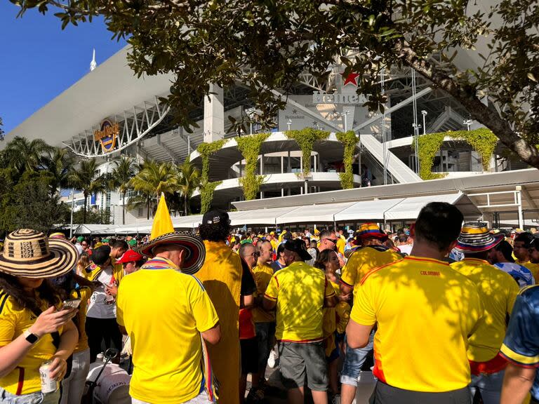 Hinchas colombianos llegan al Hard Rock Stadium para la gran final de la Copa América 2024.